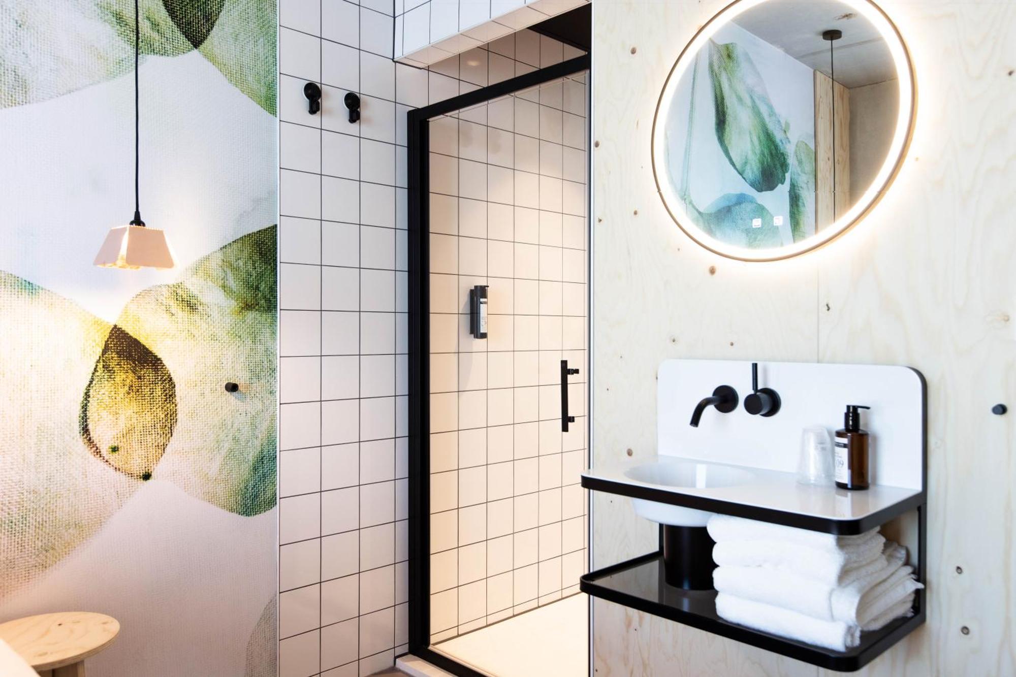 Moloko, Modern Designed Sleep & Shower Hotel In City Center, Digital Key By Sms 恩斯赫德 外观 照片